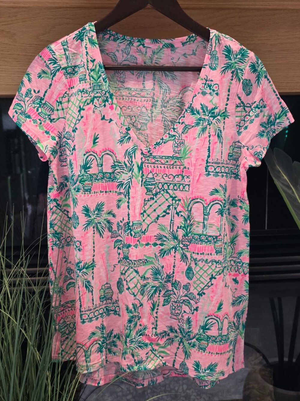 EUC Etta V Neck T-Shirt in Always Worth it Madeviella Baby 🌴 💕💚 Size Medium